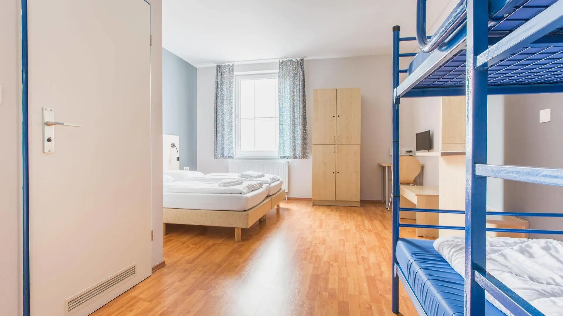 A&O Koeln Dom Otel